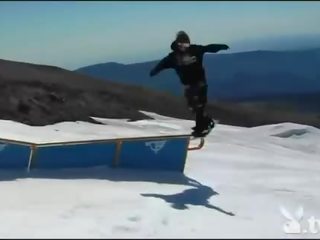 Grand badass dziewczyny snowboarding podczas nagie