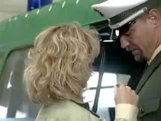जर्मन पोलीस देता है एक grate पाठ को उत्कृष्ट ब्लोंड टीन फ़िल्म