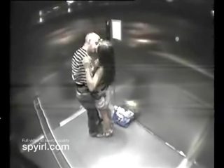 Pár amelynek trágár videó tovább szálloda lift kap elcsípett tovább rejtett kamera
