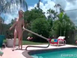 Flirty blondie παρουσίαση γυμνός σώμα στο πισίνα