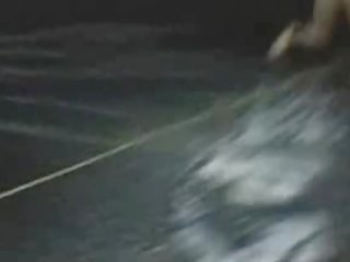 বৃত্তাকার পাছা সজোরে মাল আউট করা splashing জলের ছিটা প্রতিযোগিতা