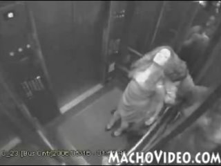 Elevator 카메라 captures 성인 비디오 장면