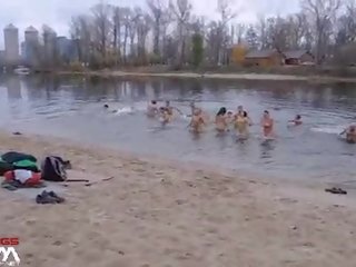 Skinnydipping wanita berpakaian dan lelaki bogel/ cfnm 2 - telanjang warga rusia pasangan winte